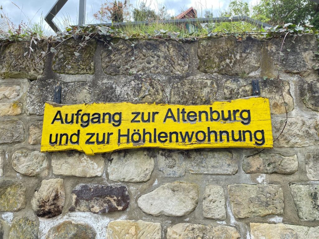 Hinweischild auf die Höhlenwohnung Altenburg