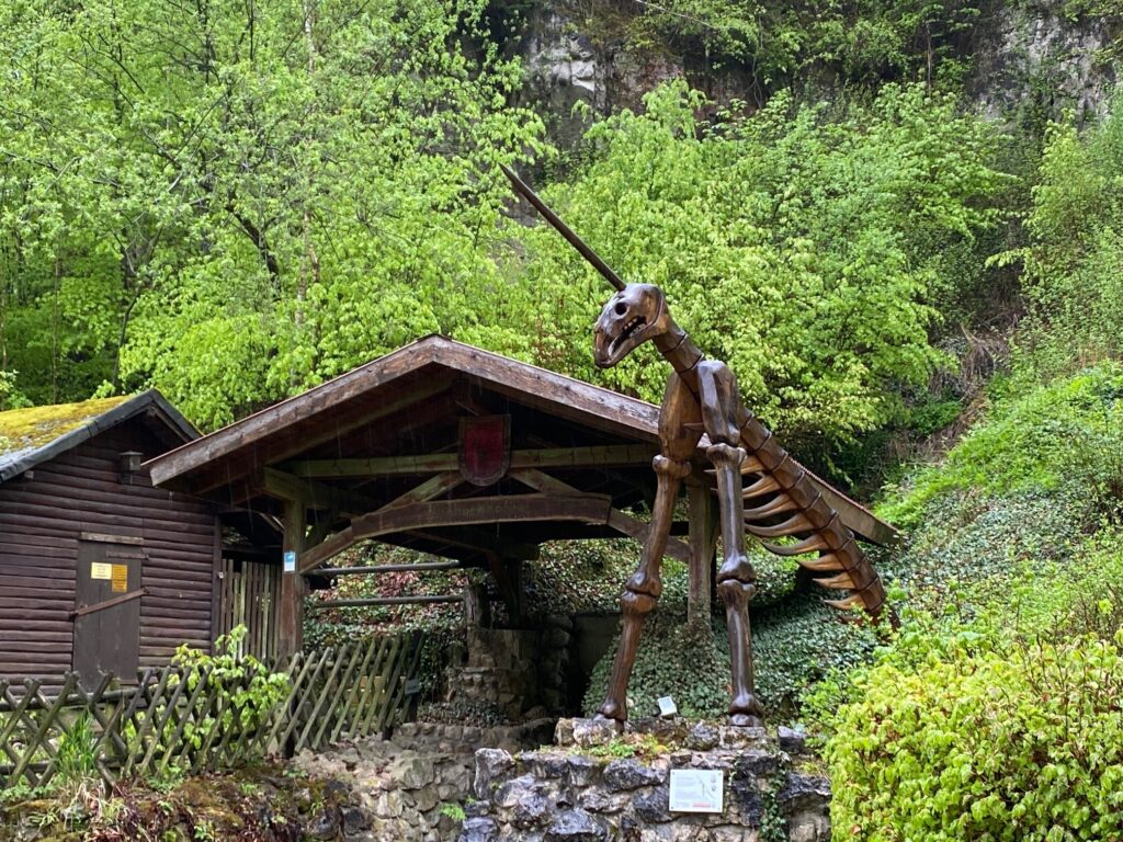 Blick auf den Höhleneingang der Einhornhöhle mit "Einhorn-Wächter"